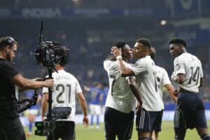 Real Madrid vence Oviedo por 3 a 0 com brilho de Mbappé e Vinicius Júnior