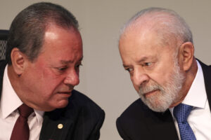 O presidente da Confederação Nacional da Indústria (CNI), Ricardo Alban, e o presidente da República, Luiz Inácio Lula da Silva. Integrantes do governo dialogam com o setor para encontrar alternativas à tarifa imposta pelos Estados Unidos | Marcelo Camargo/Agência Brasil