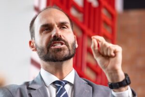Eduardo já tem data prevista para ir à Europa articular contra Moraes