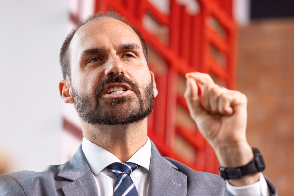 Eduardo já tem data prevista para ir à Europa articular contra Moraes