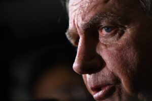 Bolsonaro passa por exames, e adeptos se concentram em hospital
