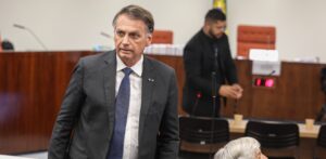Boletim médico informa lesões pulmonares em Bolsonaro