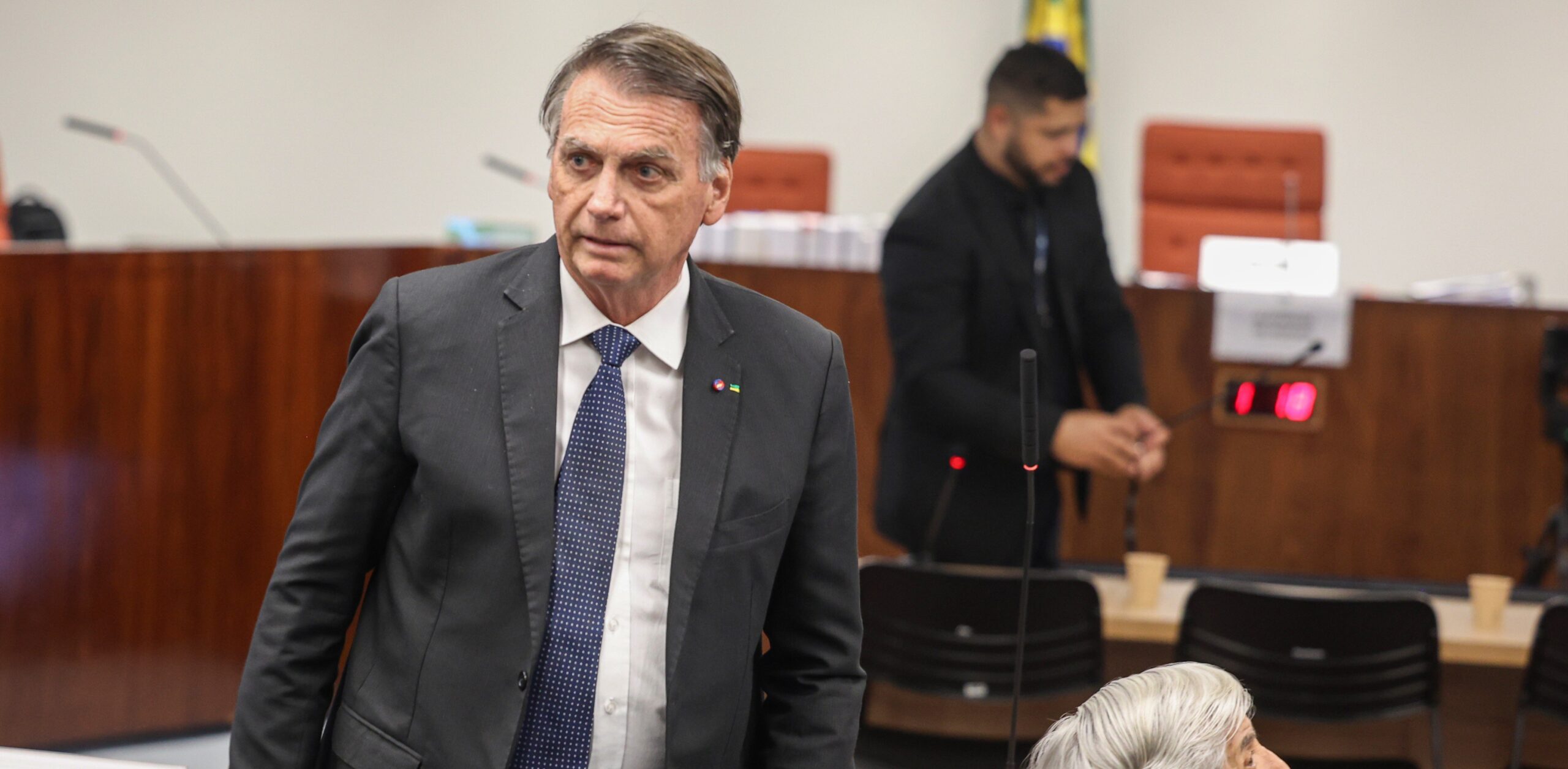 Boletim médico informa lesões pulmonares em Bolsonaro