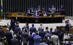 Deputados querem votar projeto contra adultização infantil