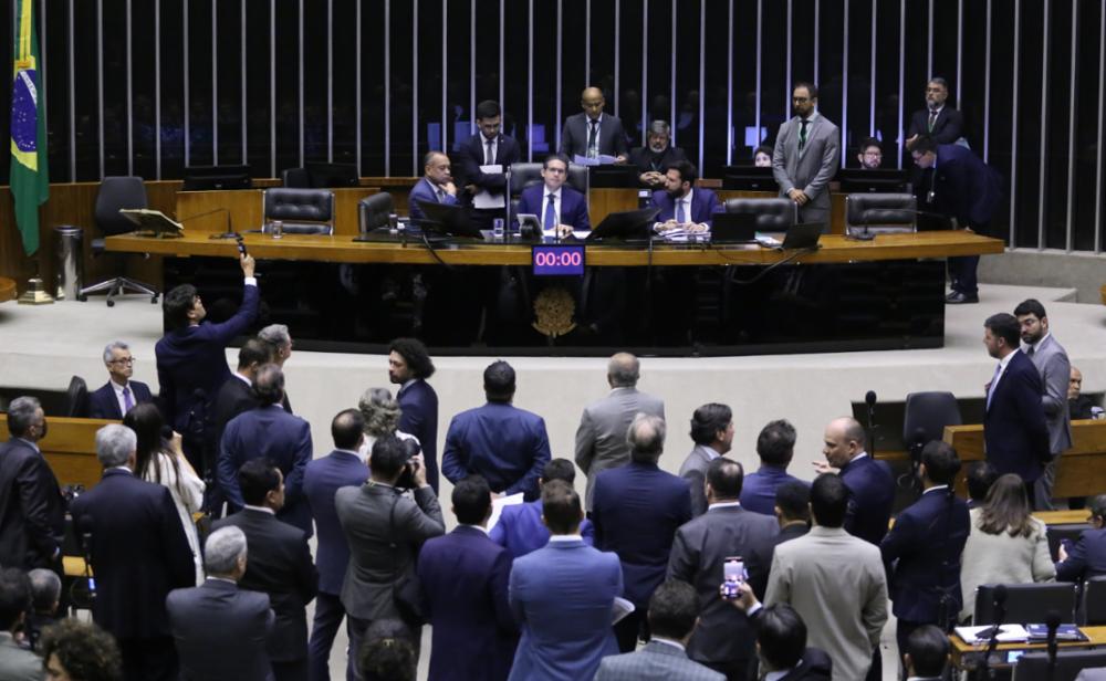 Deputados querem votar projeto contra adultização infantil