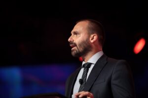 Decisão de Dino é 'materialização da crise', diz Eduardo Bolsonaro