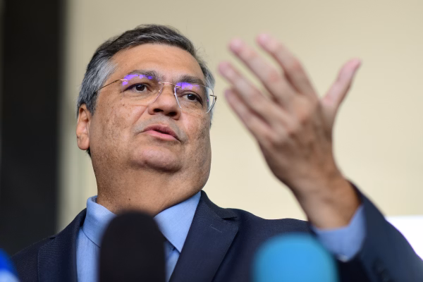 Magnitsky: Eduardo diz que bancos serão “punidos” se blindarem Moraes