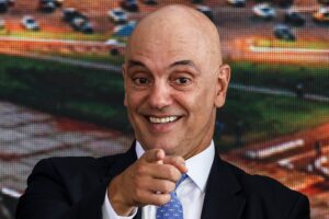 Moraes faz musculação em clube de alto padrão