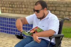 “Não tenho limites”, diz homem com paralisia cerebral que lançou livro