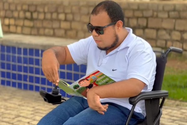 “Não tenho limites”, diz homem com paralisia cerebral que lançou livro