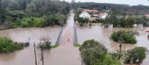 Equipes da Defesa Civil monitoram a situação na região mais afetada, enquanto ações emergenciais seguem em andamento | Foto: Reprodução/SBT