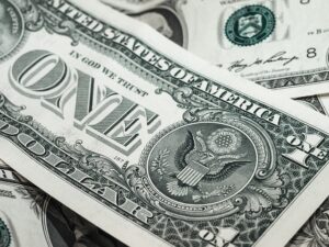 Bolsa cai e dólar sobe com escalada da tensão entre Brasil e EUA