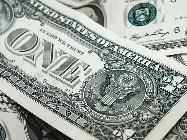 Bolsa cai e dólar sobe com escalada da tensão entre Brasil e EUA