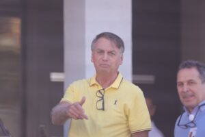 Com olhos marejados, Bolsonaro escuta louvor ao deixar hospital. Vídeo