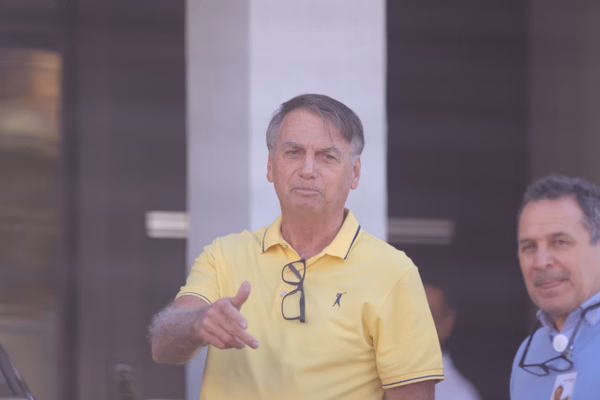 Com olhos marejados, Bolsonaro escuta louvor ao deixar hospital. Vídeo