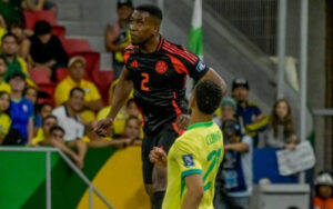 Vasco encaminha contratação de zagueiro da seleção colombiana