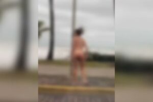 O que a mulher que matou o pai e saiu andando nua disse à polícia
