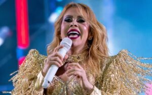 Vídeo: Joelma arranca microfone de fã após críticas