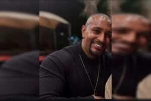 Foto colorida homem sorrindo