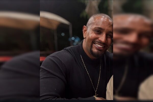 Foto colorida homem sorrindo