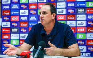 Ceni explica jogador do Bahia indo para vestiário contra o Fluminense na Copa do Brasil