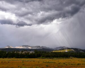 O Inmet afirma que haverá chuvas intensas de 30 a 60 mm/h ou de 50 a 100 mm/dia | Foto: Wirestock/Freepik