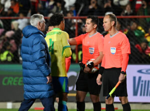 Estádio Municipal El Alto, El Alto, Bolívia. O técnico do Brasil, Carlo An...