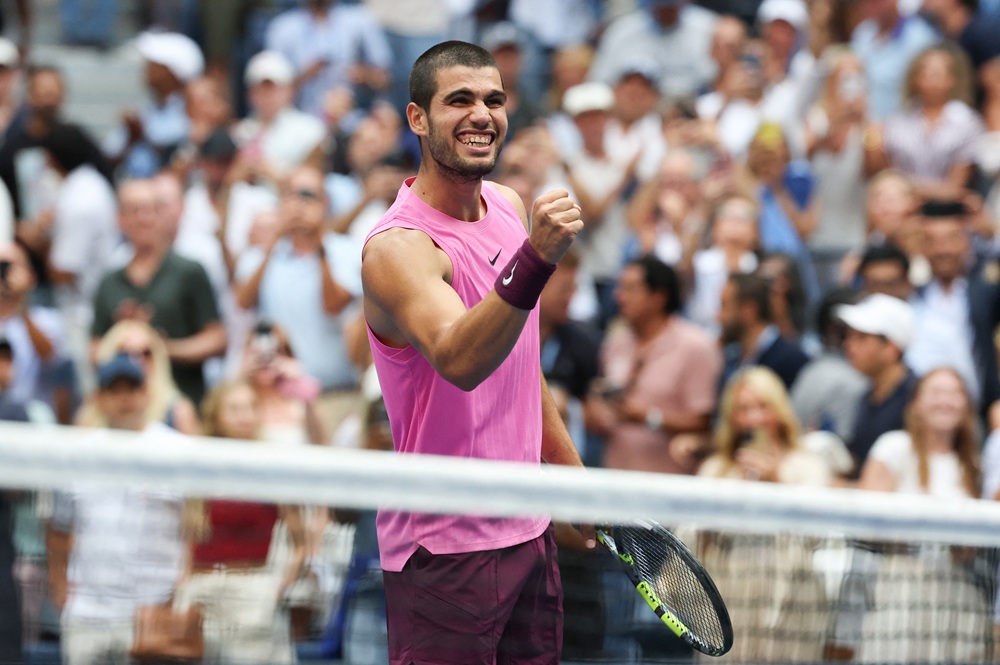 Alcaraz se vinga da Austrália, derruba Djokovic e vai à final do US Open