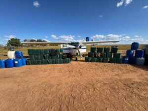 FAB apreende avião e 1 tonelada de cocaína em Mato Grosso