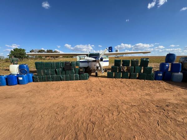 FAB apreende avião e 1 tonelada de cocaína em Mato Grosso