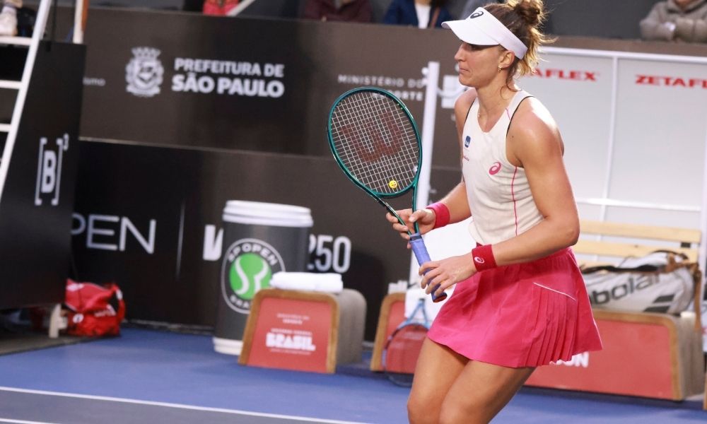 Bia Haddad luta, mas cai para mexicana e é eliminada do SP Open