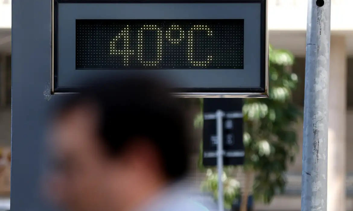 Fim de semana começa com calor de 40 °C no Centro-Oeste