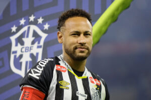 Neymar fica fora de treino e passa a ser dúvida para o clássico entre Santos e São Paulo