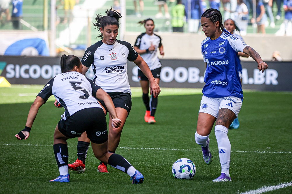 Cruzeiro e Corinthians fazem jogo emocionante e empatam no primeiro duelo da final do Campeonato Brasileiro Feminino