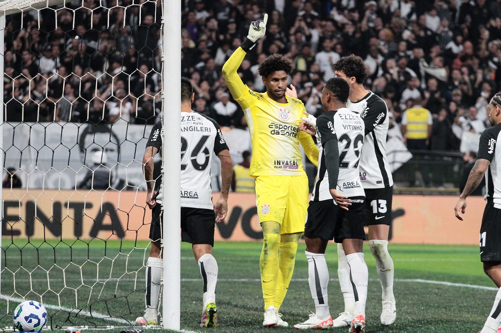 Após passar mal na Bolívia, Hugo Souza defende pênalti e supera Dida no Corinthians