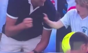 Empresário e patrocinador do tênis é alvo de críticas por tirar boné das mãos de um criança durante US Open