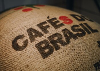 Saco de juta com grãos de café verde brasileiro em Moscou, Rússia | Foto: ...