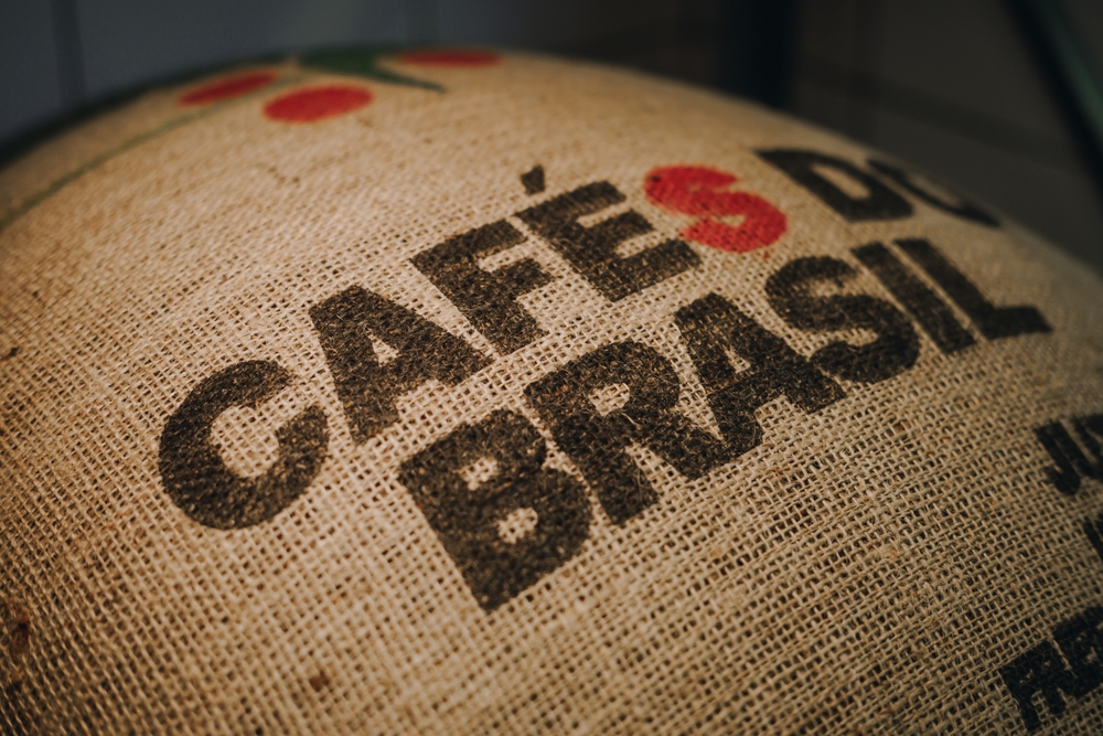 Saco de juta com grãos de café verde brasileiro em Moscou, Rússia | Foto: ...