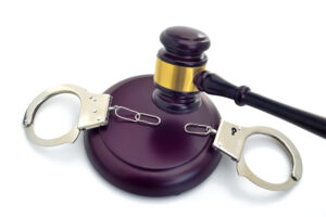 Juíza brinca com investigado em audiência de custódia em GO: ‘Você de novo?’