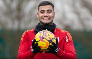 Andreas Pereira posta foto em avião para o Brasil para se apresentar ao Palmeiras