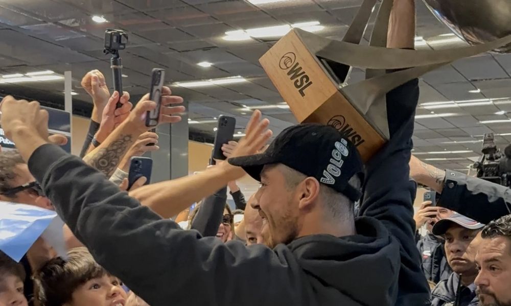 Campeão mundial, Yago Dora é recebido com festa em Florianópolis