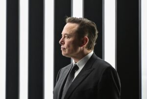 O CEO da Tesla, Elon Musk, participa do início da produção na "Gigafactory" da Tesla em 22 de março de 2022 em Gruenheide, a sudeste de Berlim.