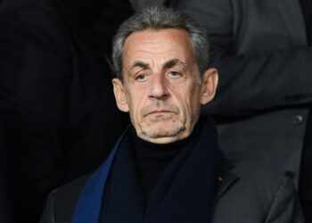 Ex-presidente Sarkozy deixa a prisão na França após 20 dias França define nesta segunda-feira data da prisão de Nicolas Sarkozy por financiamento ilegal de campanha