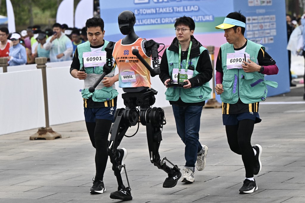 Pequim sedia primeira meia maratona de robôs humanoides