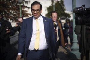 Trump concede perdão a George Santos, ex-deputado filho de brasileiros condenado por fraude e roubo de identidade