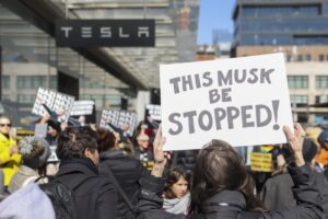Tesla enfrenta manifestações nos EUA e tem veículos queimados na França