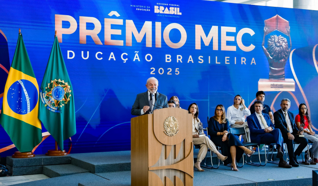 Evasão escolar é questão de Estado, diz Lula na entrega do Prêmio MEC