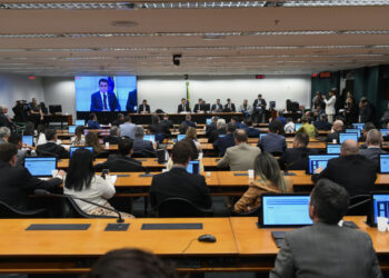 Relator prevê LDO em dezembro, após aprovação de corte dos incentivos tributários Impasse nas emendas ameaça votação da LDO no Congresso