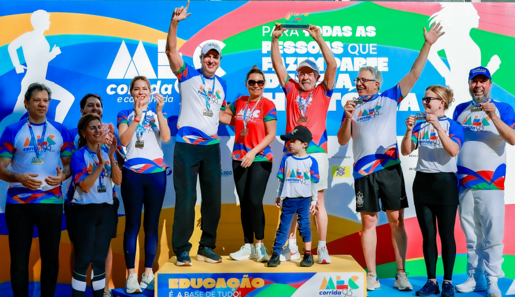 ‘Não tem motociata, tem caminhada de educadores’, diz Lula ao fim de evento dos 95 anos do MEC