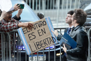 Milei amplia força no Congresso após vitória nas eleições legislativas na Argentina